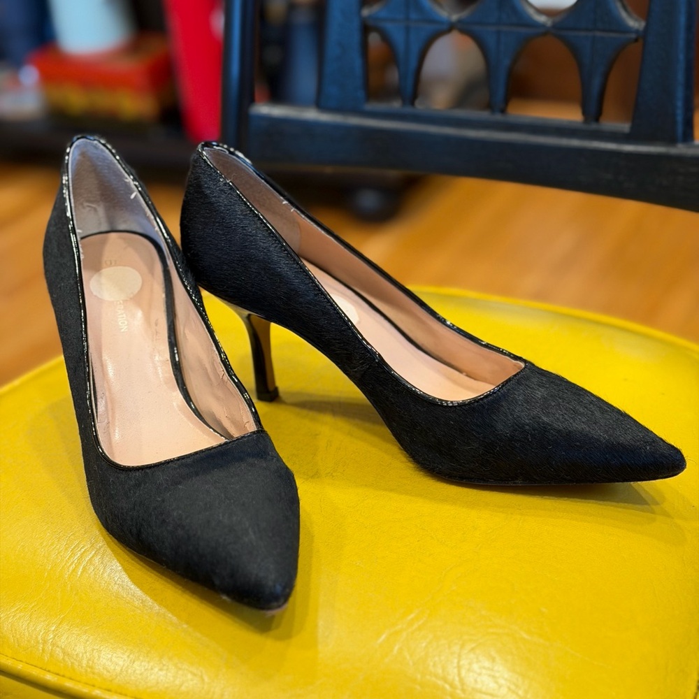 Fabulous Textured Pony black Pump!